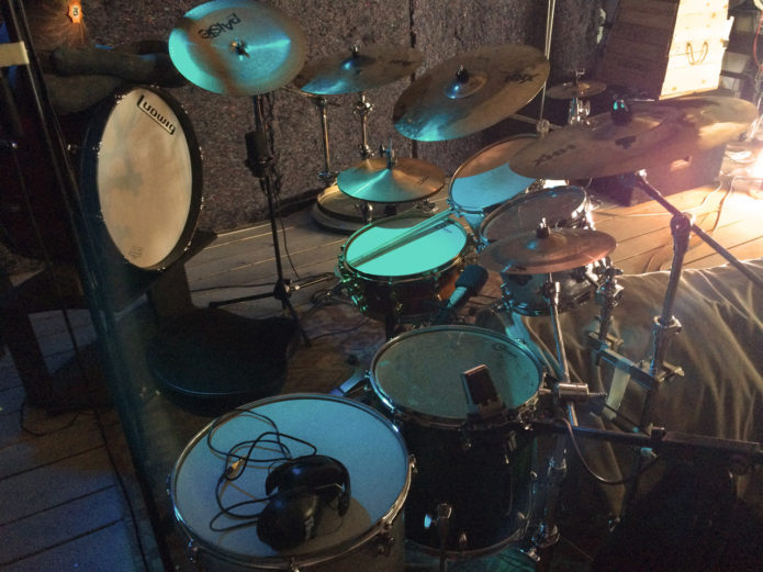 Here one can see the close mics on the kit incl. the sE RNR1 used to record the kick, snare and two rack toms.